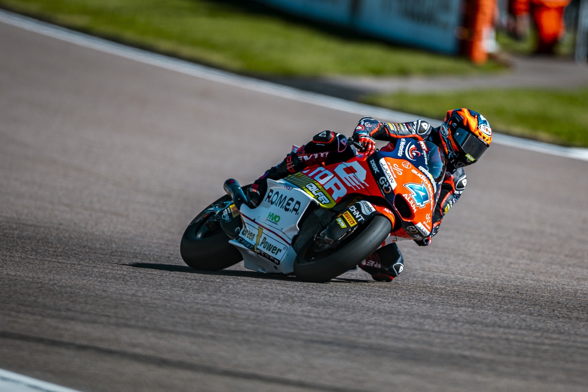 Ortolá resiste a Holgado para triunfar en Moto2