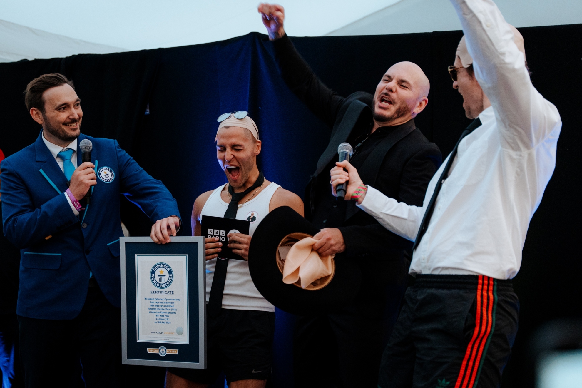 Pitbull consigue un récord Guinness al reunir el mayor número de fans con calvas postizas en un concierto
