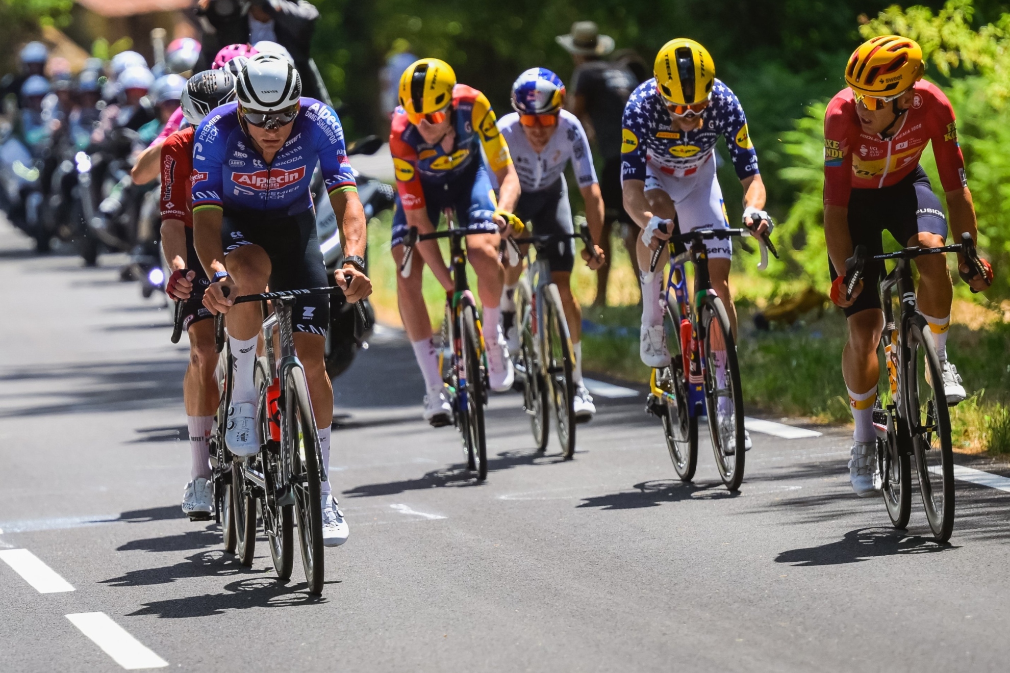 Se recorta la etapa, pero no el show: Van der Poel se estrena en 'modo bestia' en este Tour
