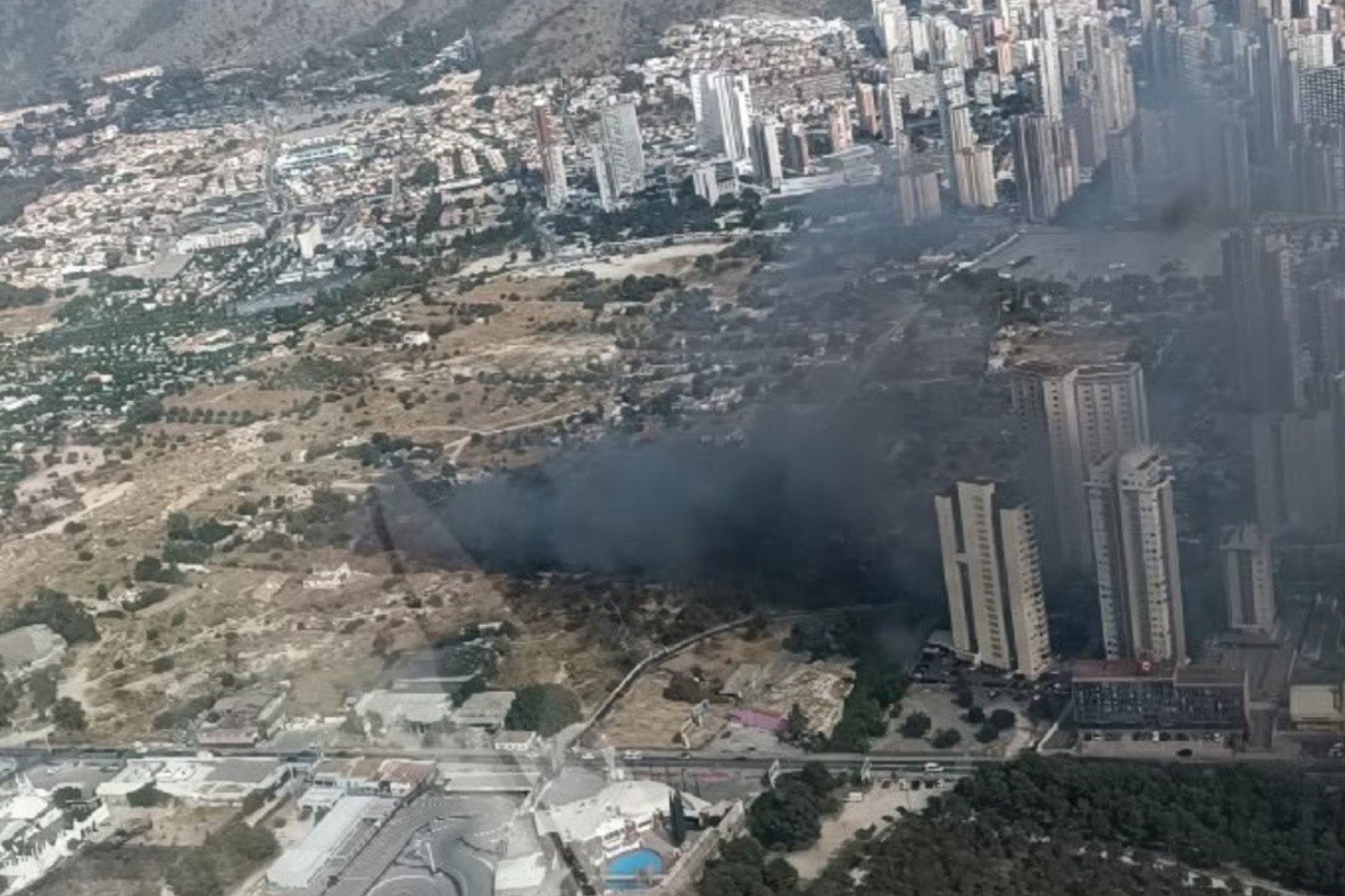 Incendio en Benidorm crea una inmensa columna de humo negro visible en toda la ciudad