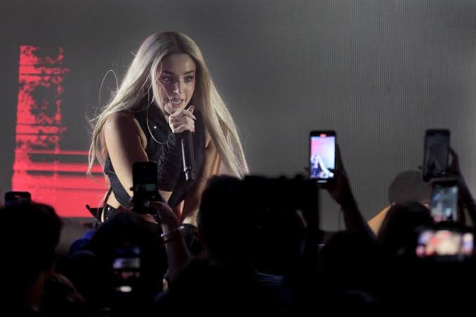 Lola Índigo pierde la peluca en pleno concierto y su reacción se hace viral