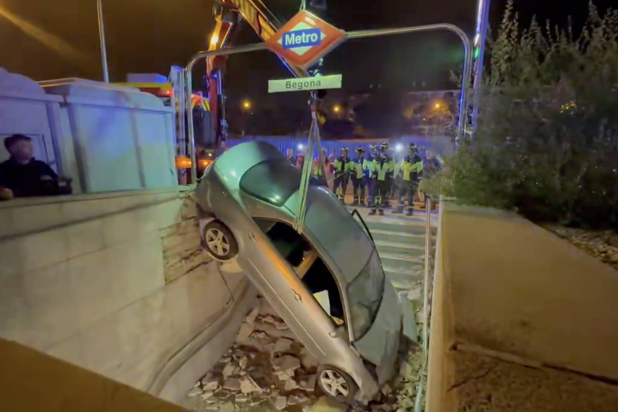 Un aparatoso accidente en la Castellana provoca que uno de los vehículos acabe en las escaleras del metro