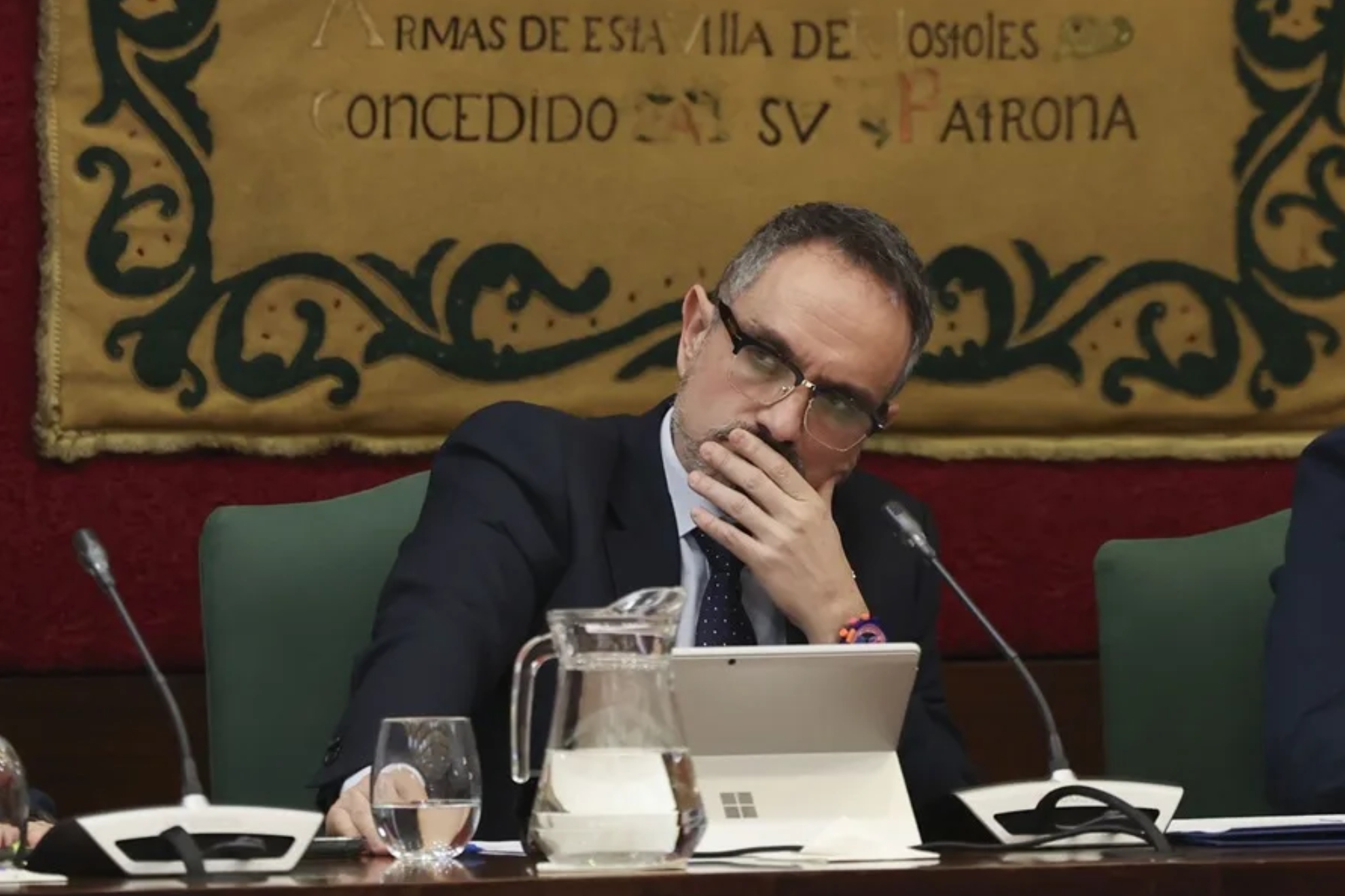 La magistrada imputa al alcalde de Móstoles por presuntos delitos de acoso sexual y laboral contra una exconcejala de su mismo partido