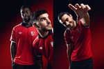 El Sevilla presenta su segunda equipación, de color rojo y con cuello de tipo polo