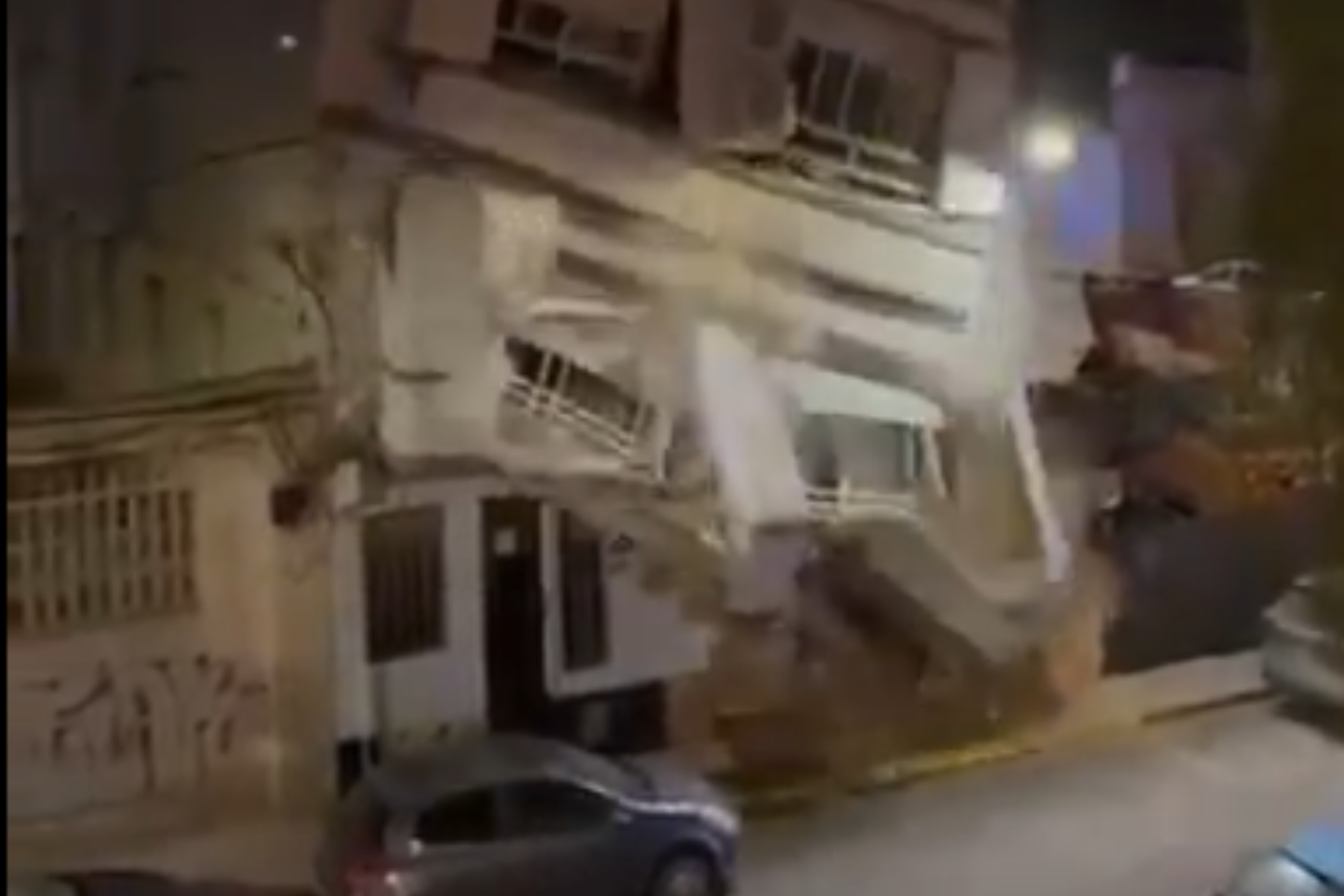 Impactante cómo un edificio en Valencia se derrumba sin dejar heridos tras la llegada de los bomberos