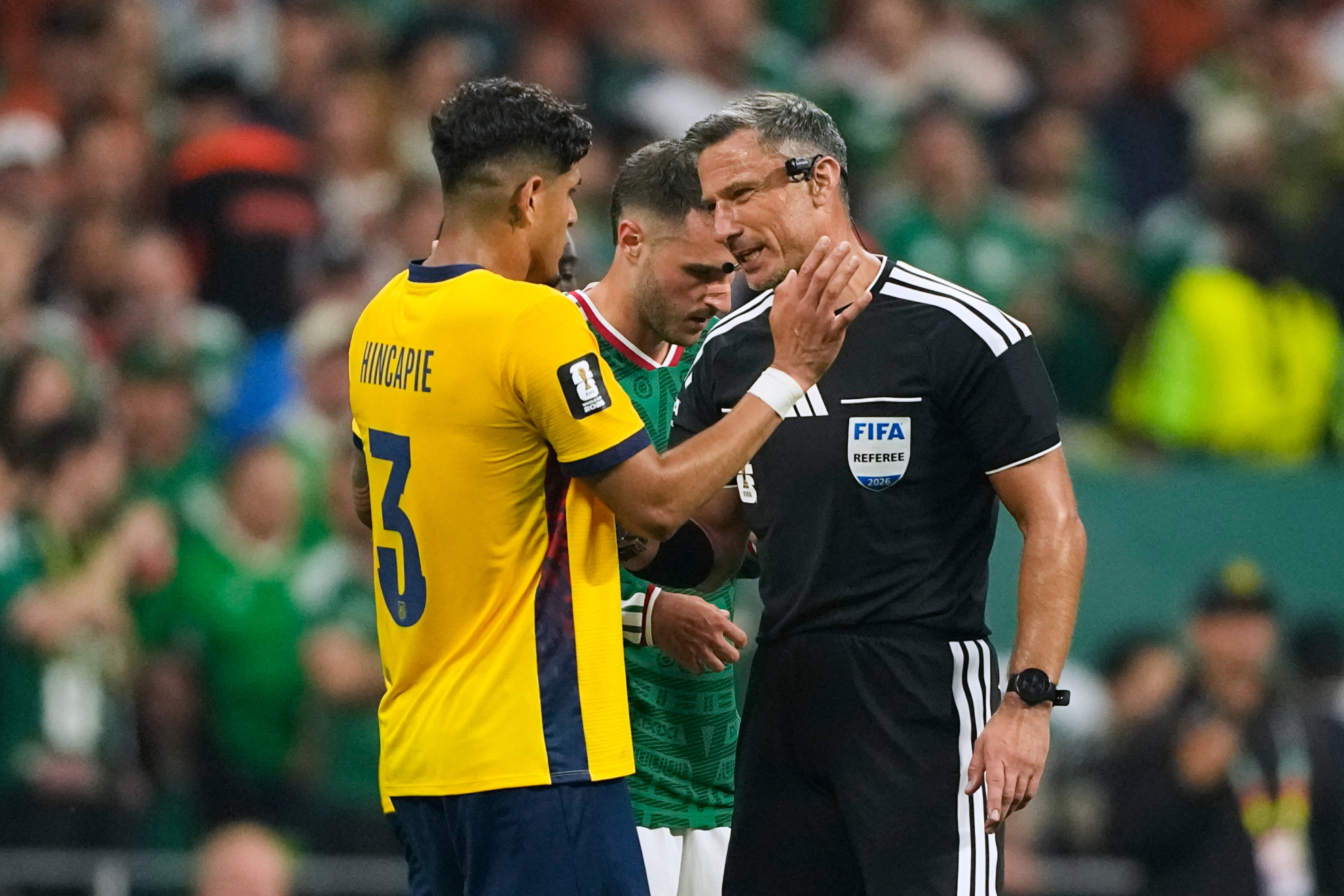 Vincic, el árbitro de la roja a Hincapié por la 'ley Vinicius', pita la final del Mundial