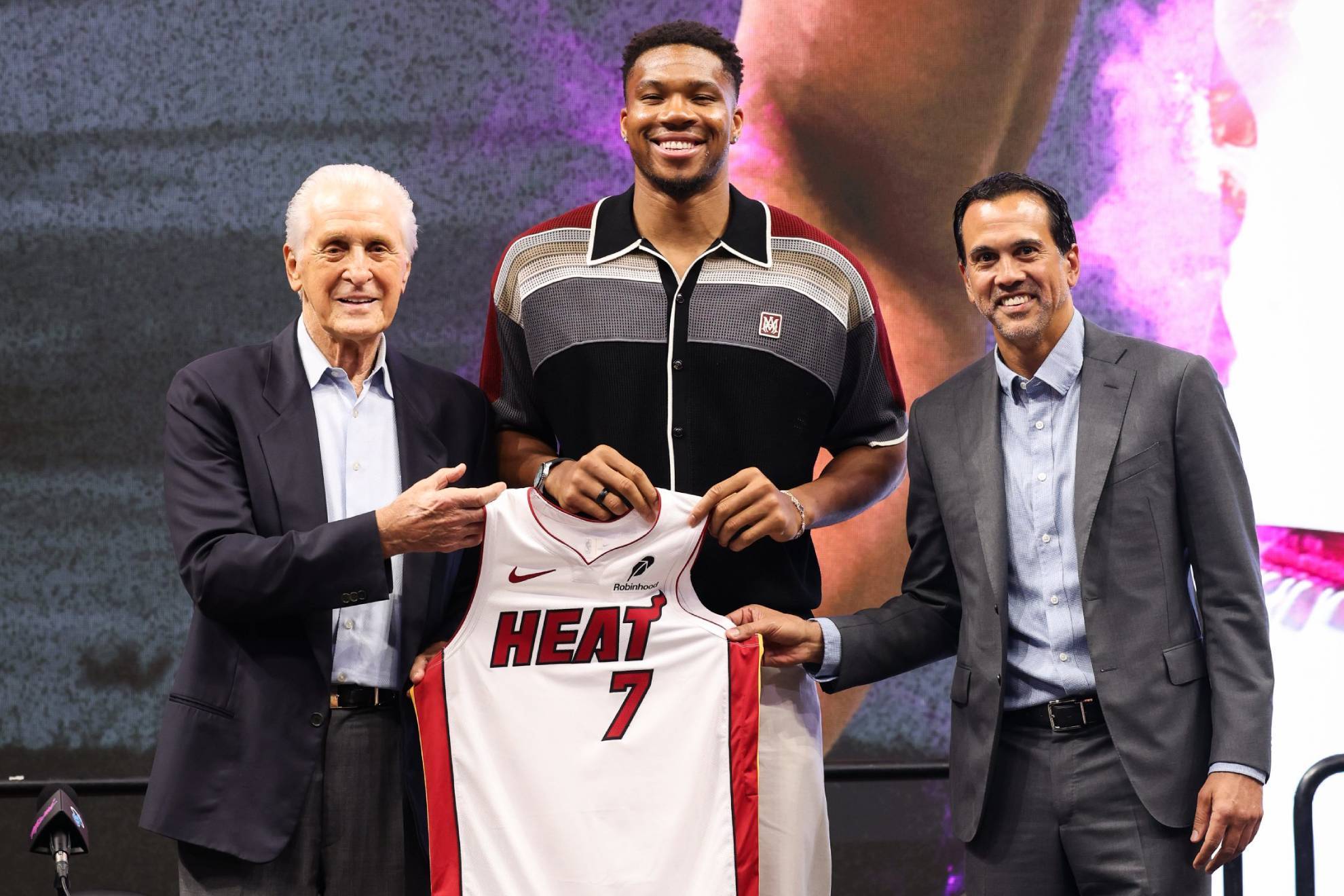 Miami Heat presenta a Antetokounmpo y confía en reunirlo con LeBron James