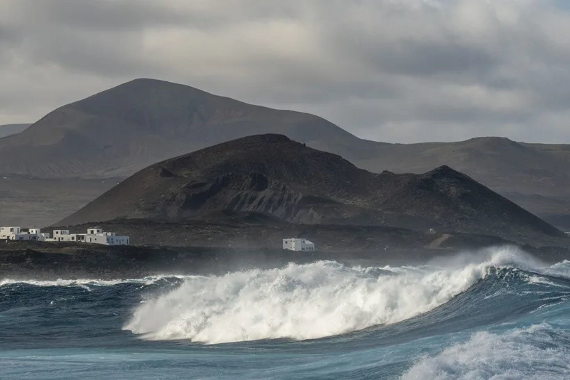 Naufragio en España: rescatan a 11 personas tras el hundimiento de un catamarán en el Mediterráneo