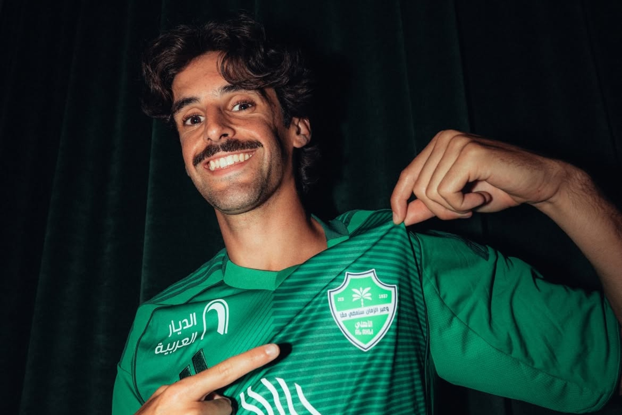 Al Ahli 'baña en oro' a Trincao