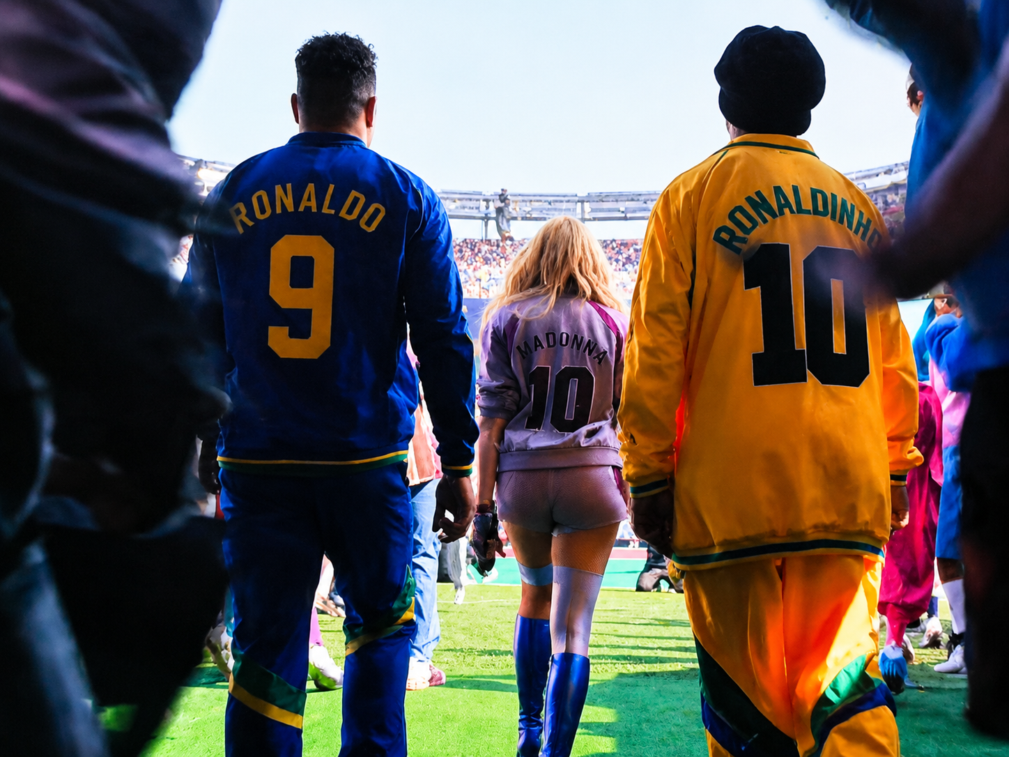 Madonna revoluciona la final del Mundial con una entrada de película: Ronaldo y Ronaldinho la llevan en coche al escenario