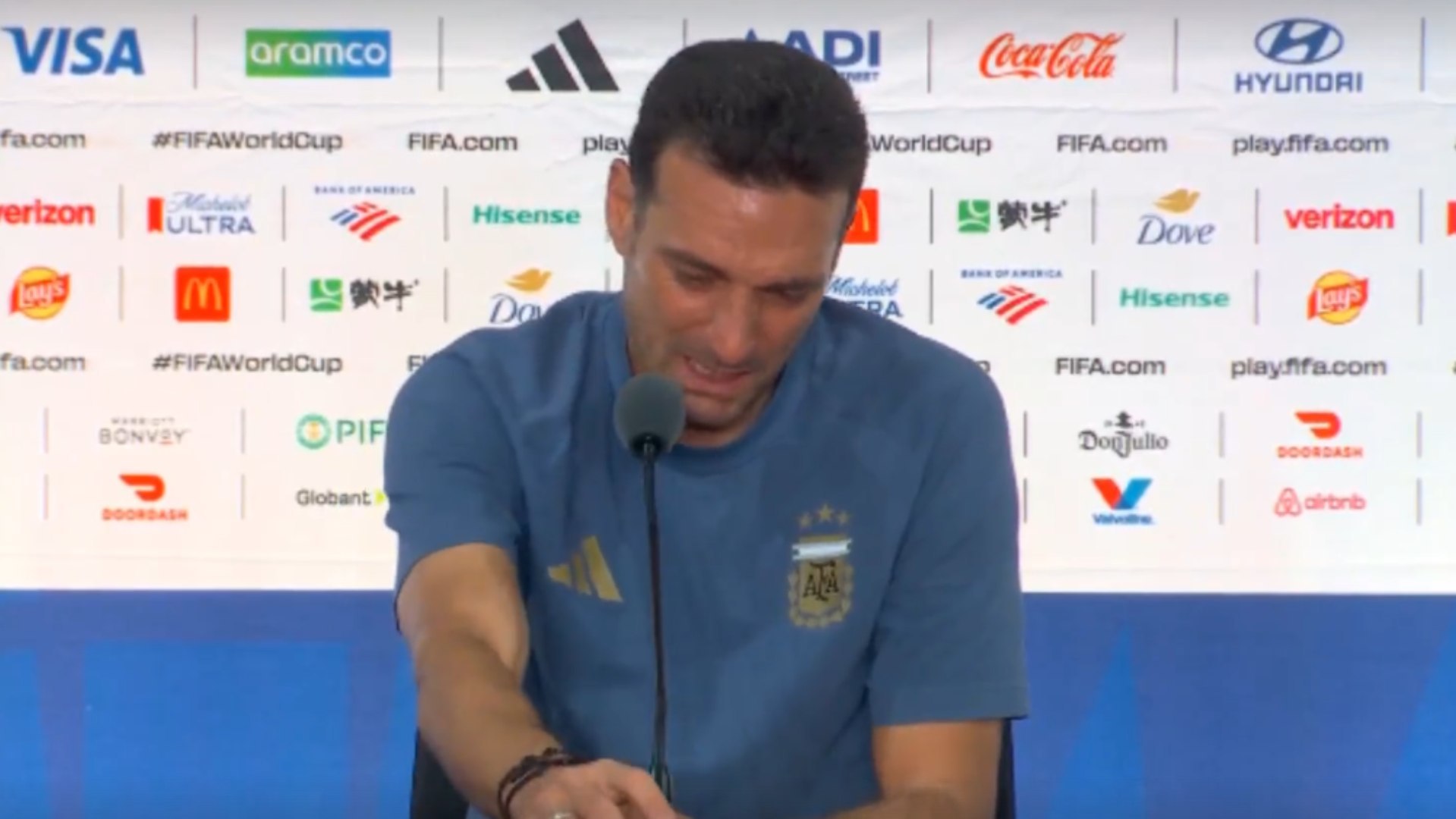 Scaloni rompe a llorar en rueda de prensa... y su futuro queda en el aire: "No sé si podré lograr algo más grande que esto"