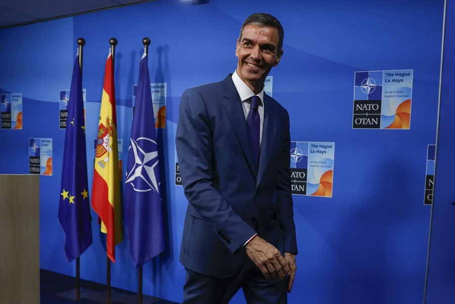 Pedro Sánchez celebra la victoria de la Selección en el Mundial en su último viaje a Argelia: “Es un día de mucha alegría”