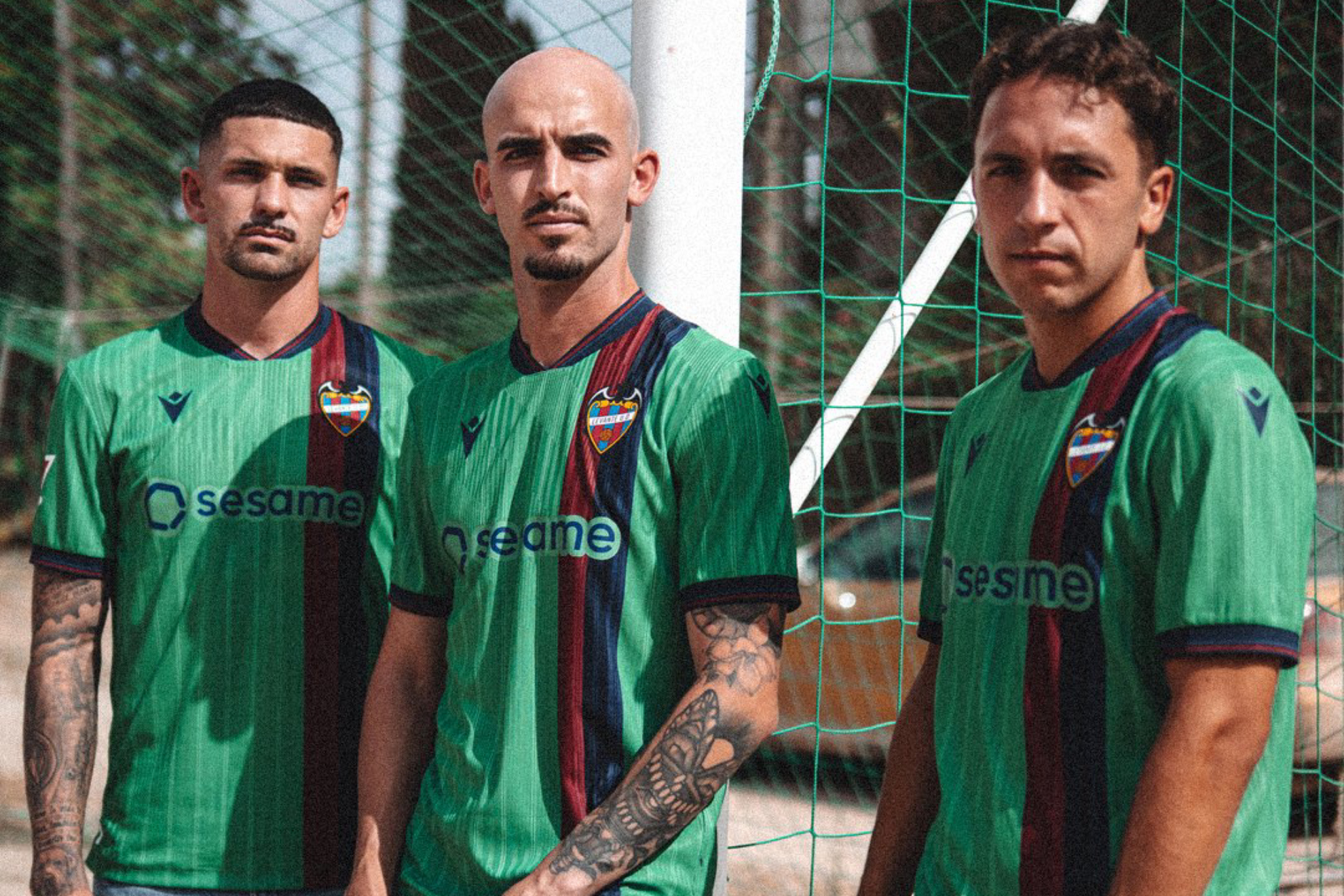 De color verde e inspirado en los años 70: Así es la tercera equipación del Levante