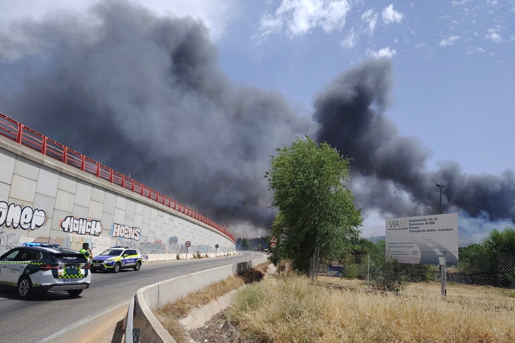 Detenida la circulación del AVE Madrid-Barcelona durante más de una hora por un incendio cercano a Alcalá de Henares