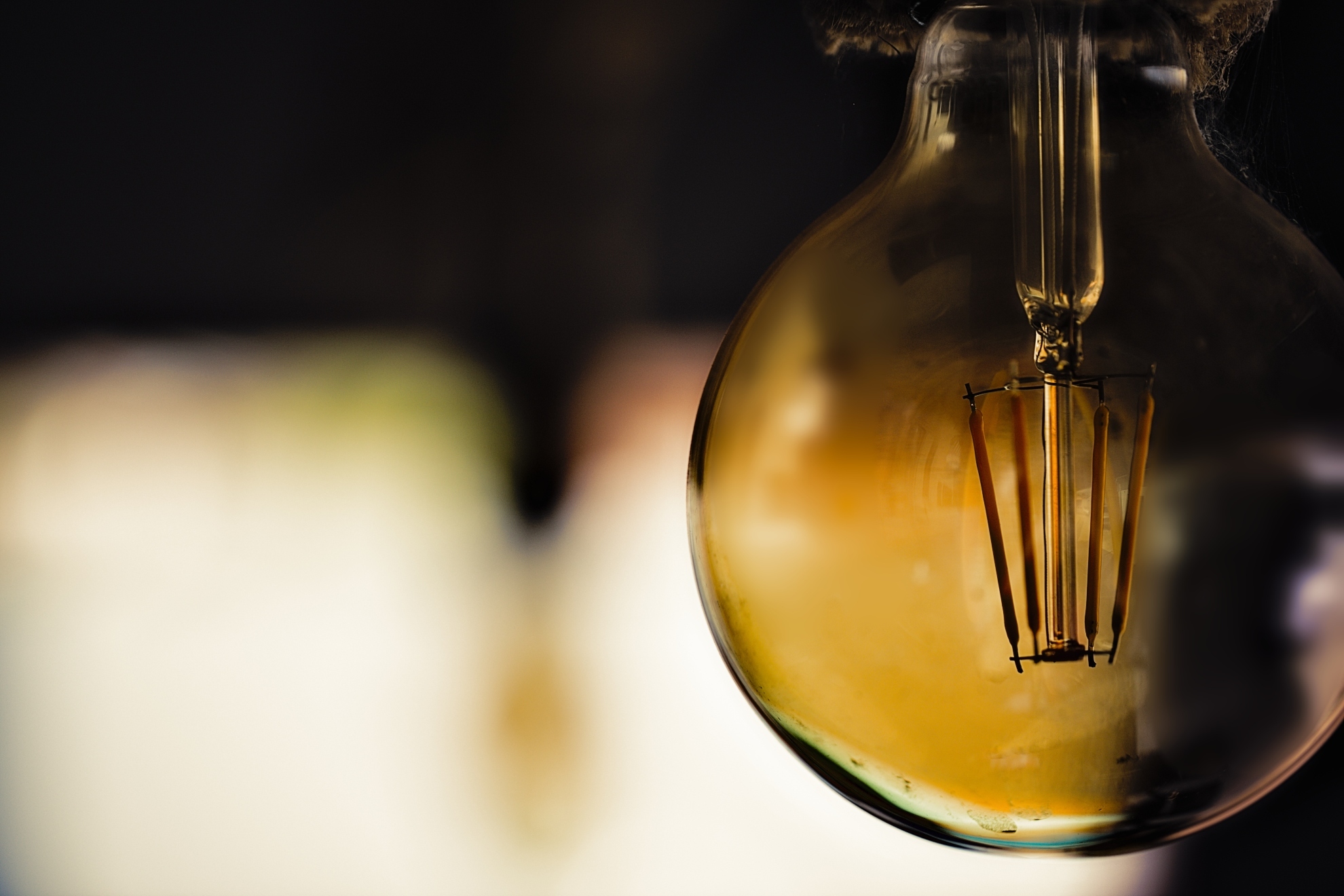 Precio de la luz por horas mañana domingo 4 de octubre: cuándo es más barata y más cara