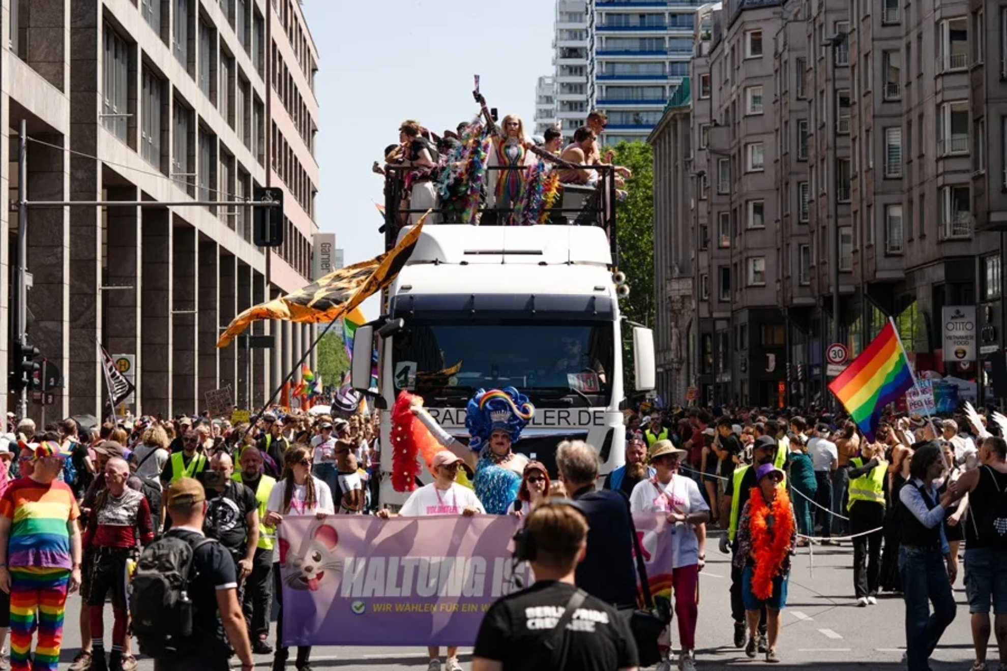 Berlín intenta recuperarse del horror tras el atropello masivo durante el Orgullo: un fallecido y 14 heridos