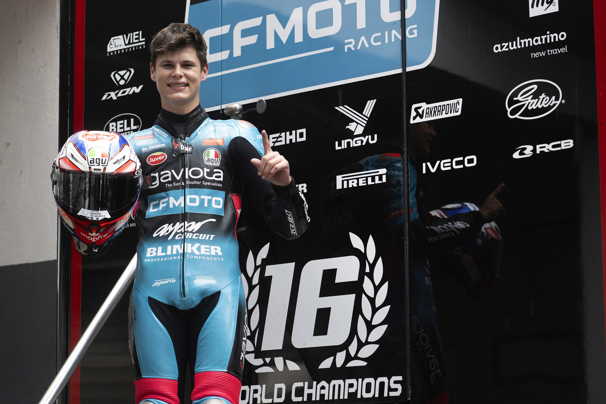 Carlos Cano rompe el empate en Magny-Cours para liderar el Mundial Júnior de Moto3
