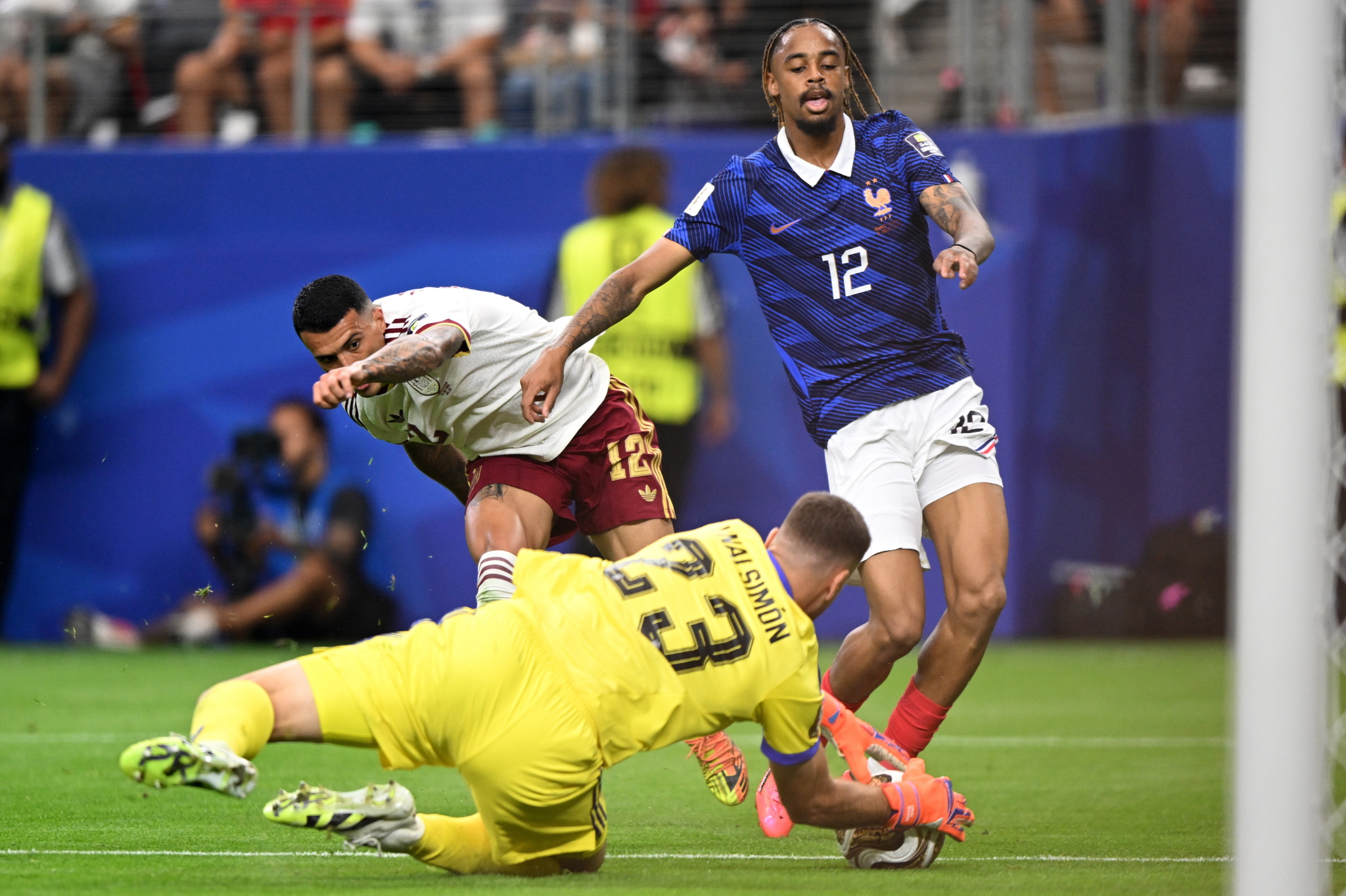 DALLAS (United States), 14/07/2026.- Pedro Porro (L) and goalkeeper Unai Simon (C) of Spain in action against Bradley  lt;HIT gt;Barcola lt;/HIT gt; of France (R) during the FIFA World Cup 2026 semifinals match France against Spain, in Dallas, Texas, USA, 14 July 2026. (Francia, España) EFE/EPA/ALBERT PENA