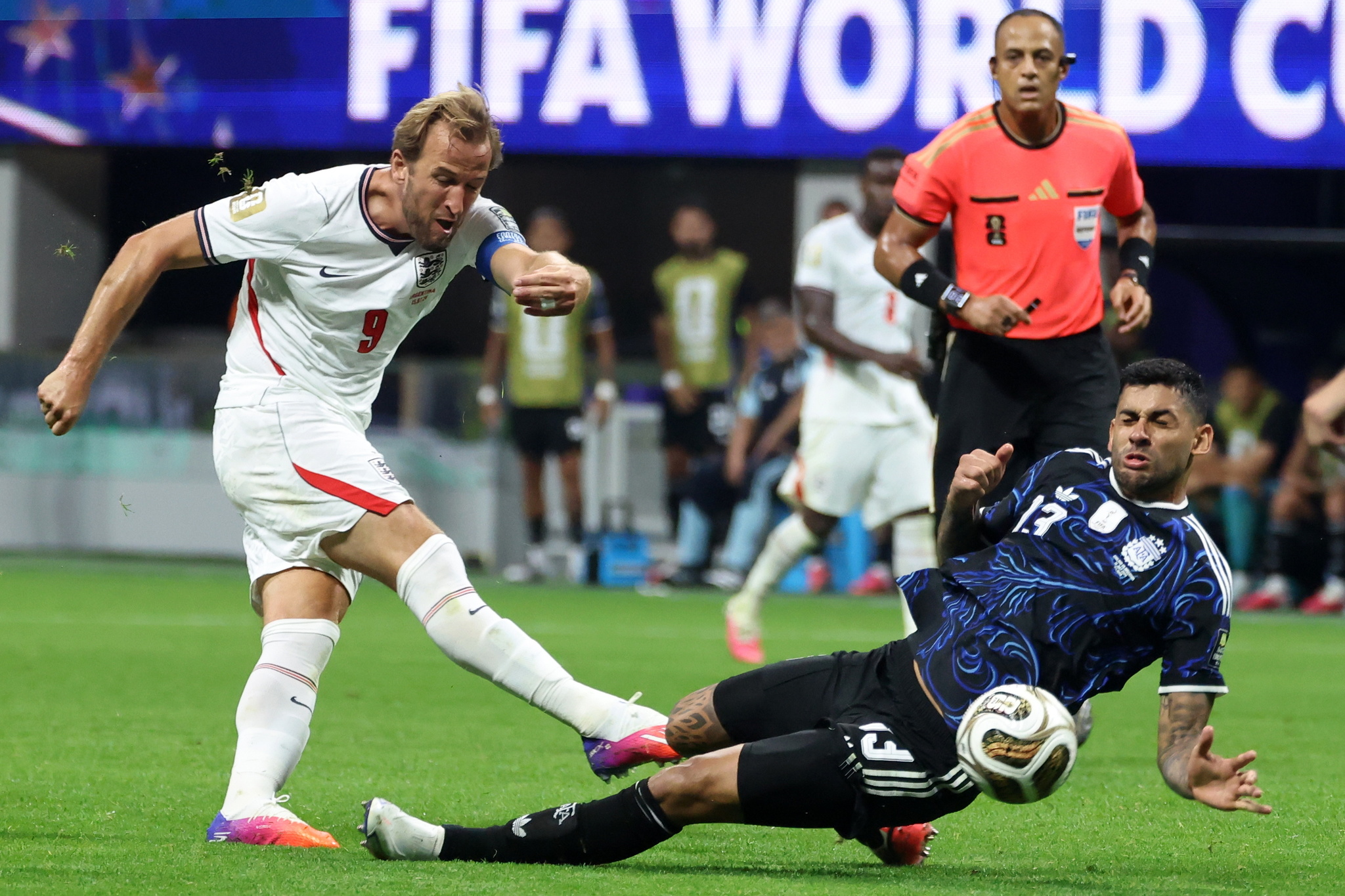 ATLANTA (United States), 15/07/2026.- Harry Kane of England (L) in action against Cristian  lt;HIT gt;Romero lt;/HIT gt; of Argentina (R) during the FIFA World Cup 2026 semifinals match England against Argentina, in Atlanta, Georgia, USA, 15 July 2026. EFE/EPA/OLGA FEDOROVA