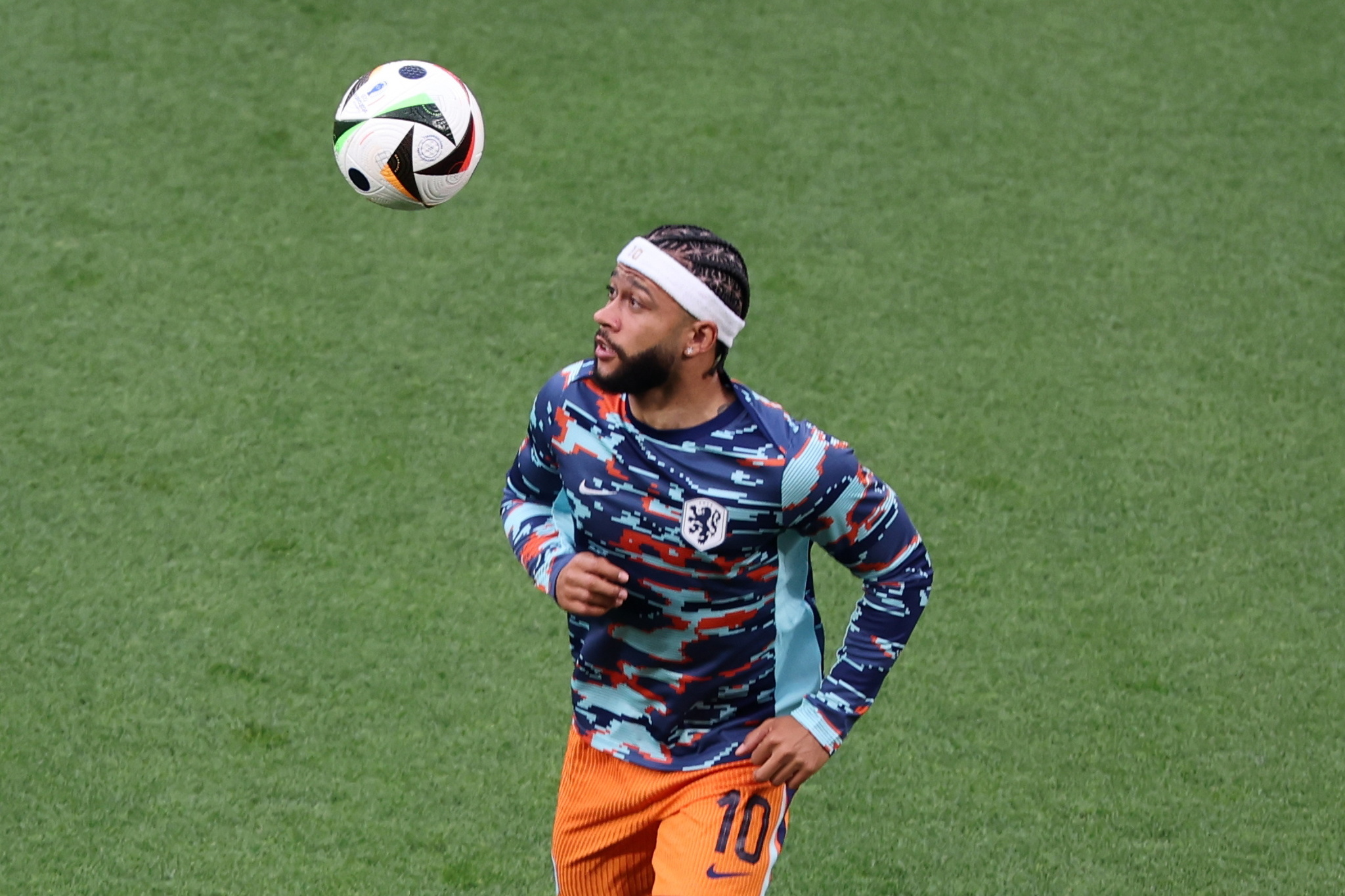 Leipzig (Germany),  lt;HIT gt;21/06/2024.- Memphis lt;/HIT gt;  lt;HIT gt;Depay lt;/HIT gt; of the Netherlands warms up ahead of the UEFA EURO 2024 Group D soccer match between the Netherlands and France, in Leipzig, Germany, 21 June 2024. (Francia, Alemania, Países Bajos; Holanda) EFE/EPA/MOHAMED MESSARA