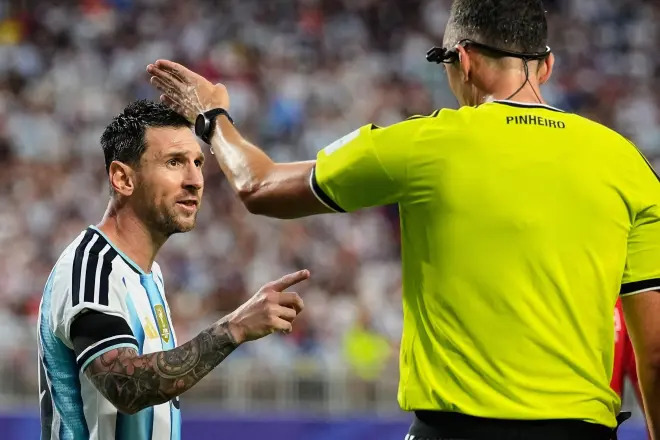 Joao Pinheiro explica la polémica expulsión a Embolo y su cruce con Messi en el Mundial