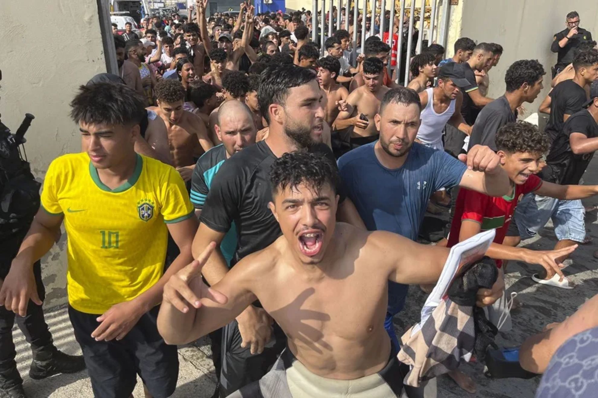 Crisis migratoria: miles de marroquíes saltan la valla y Ceuta pide el cierre de la frontera