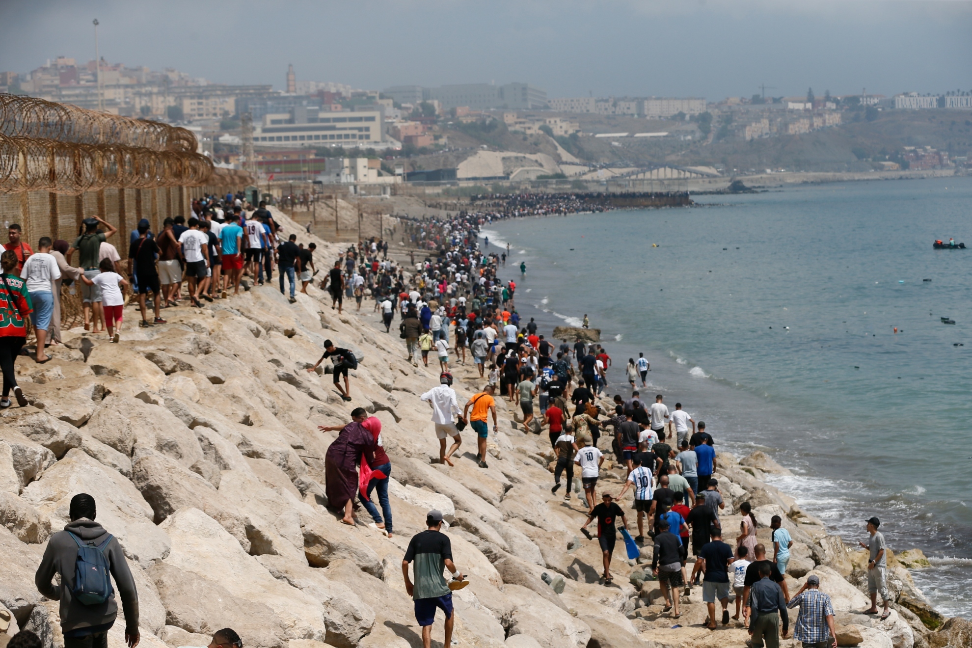 Miles de personas mantienen la presión sobre la frontera de Ceuta: una crisis que ha dejado ya 18 muertos
