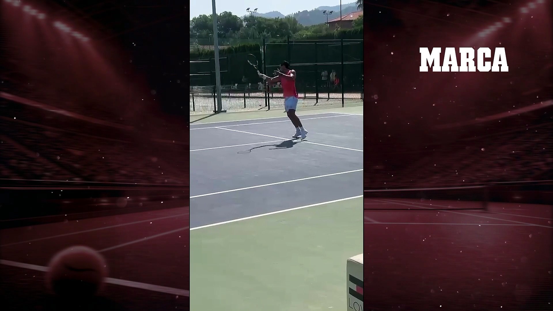 Primer entrenamiento de Carlos Alcaraz al aire libre desde su lesión