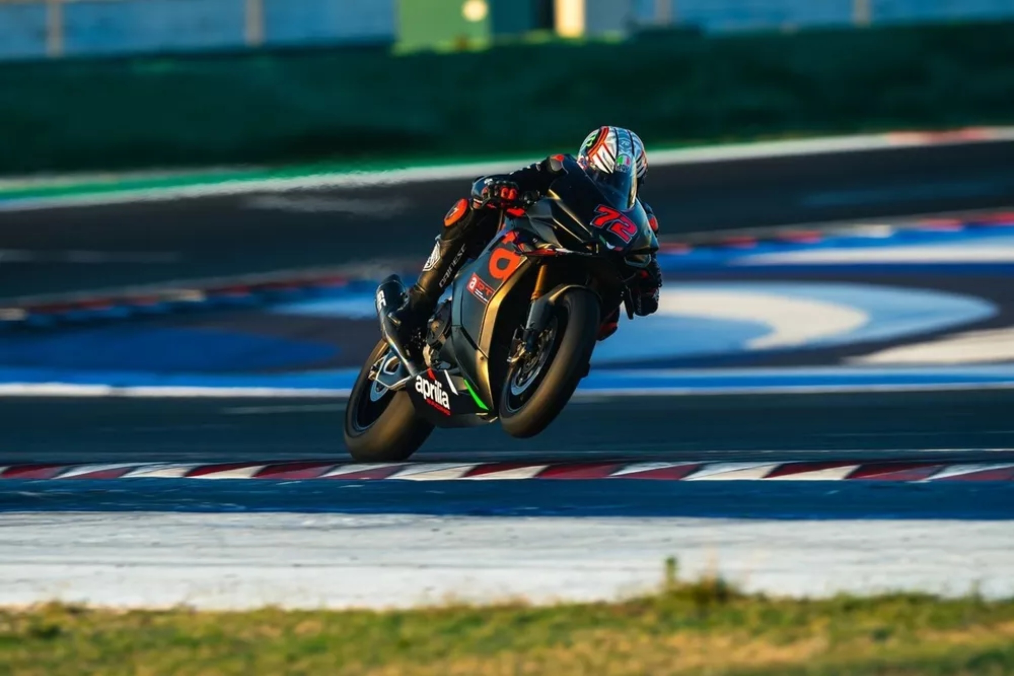 Marco Bezzecchi prueba su clavícula en Misano antes de buscar el 'apto' en Silverstone