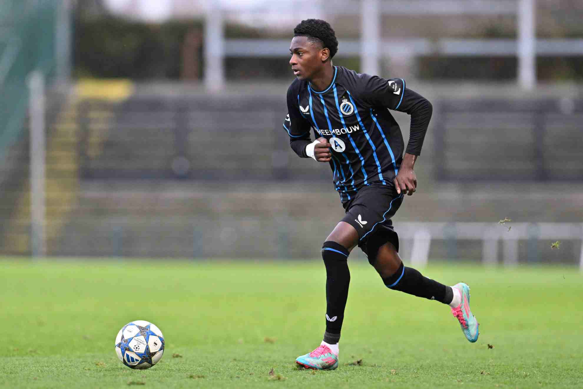 El Barça refuerza sus extremos: ficha a Jesse Bisiwu, que estará a caballo del filial y del primer equipo