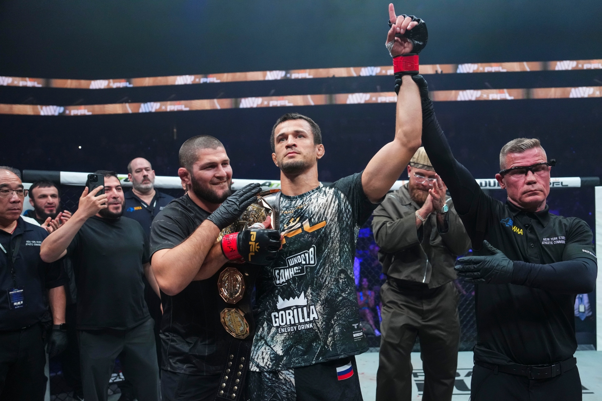 Usman Nurmagomedov recibiendo el cintur�n de PFL a manos de Khabib Nurmagomedov.