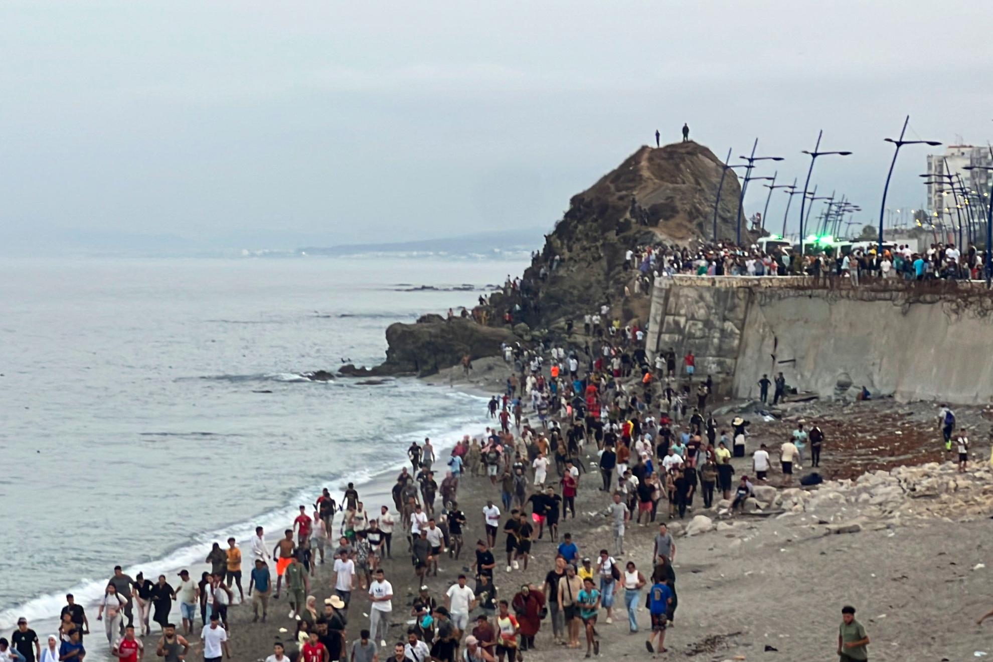 Así es la barrera neumática que protegerá la frontera marítima en El Tarajal