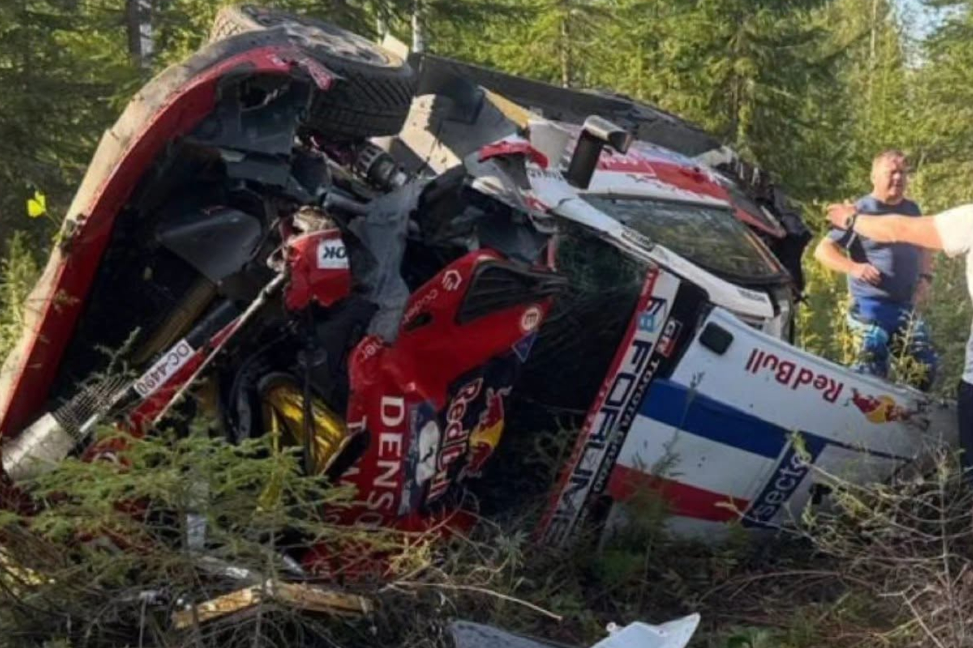 Ogier sufre un escalofriante accidente en la penúltima etapa del Rally de Finlandia