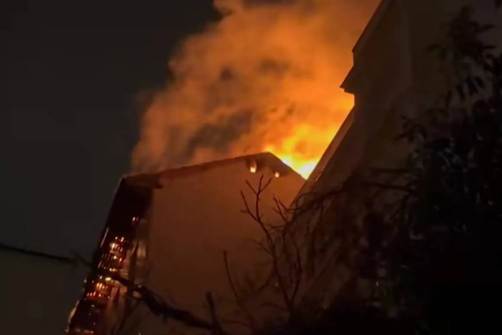 Desalojan un edificio en Chamberí tras el colapso de la cubierta por un incendio