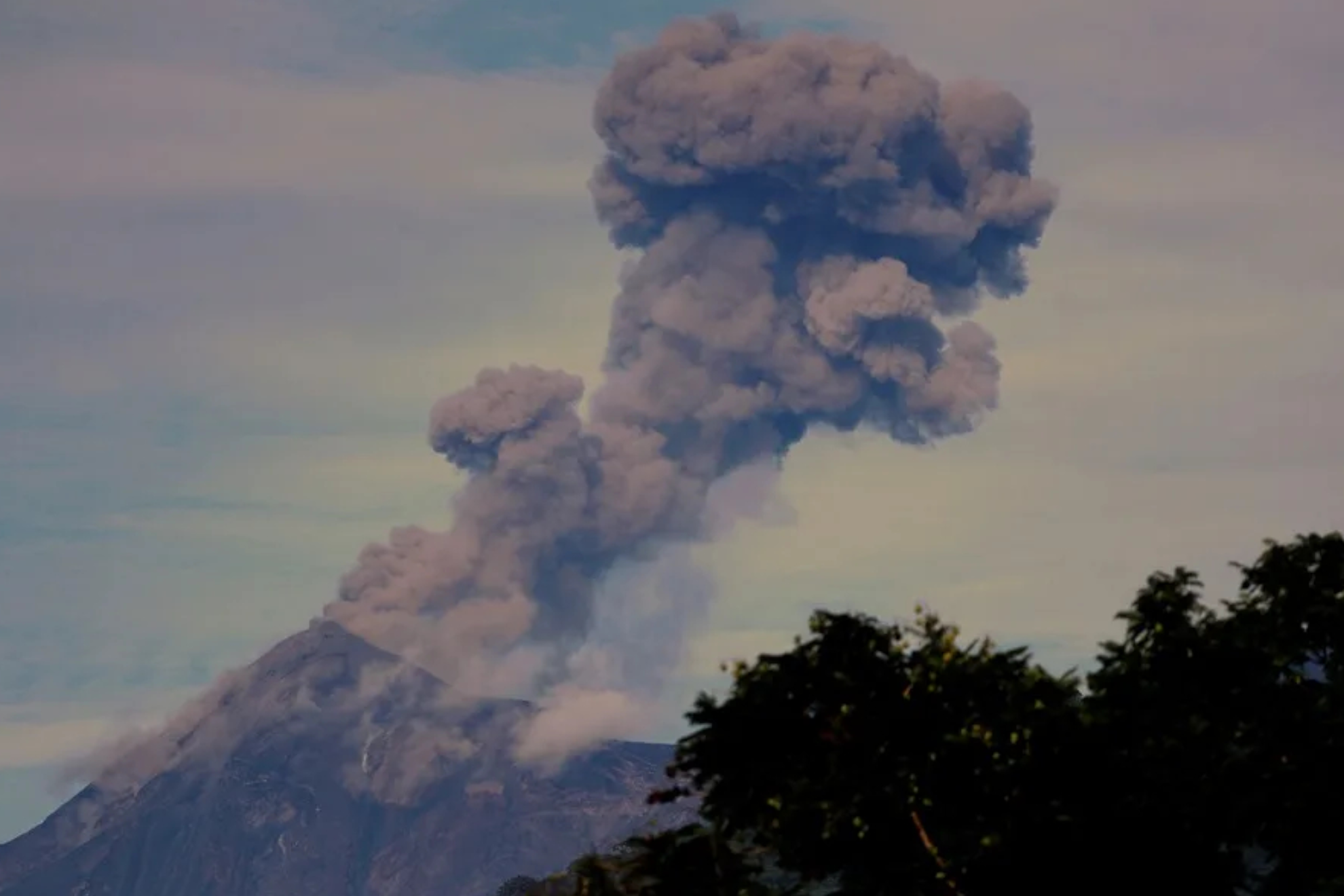 Dos comunidades evacuadas en Guatemala ante el aumento de la actividad del volcán de Fuego