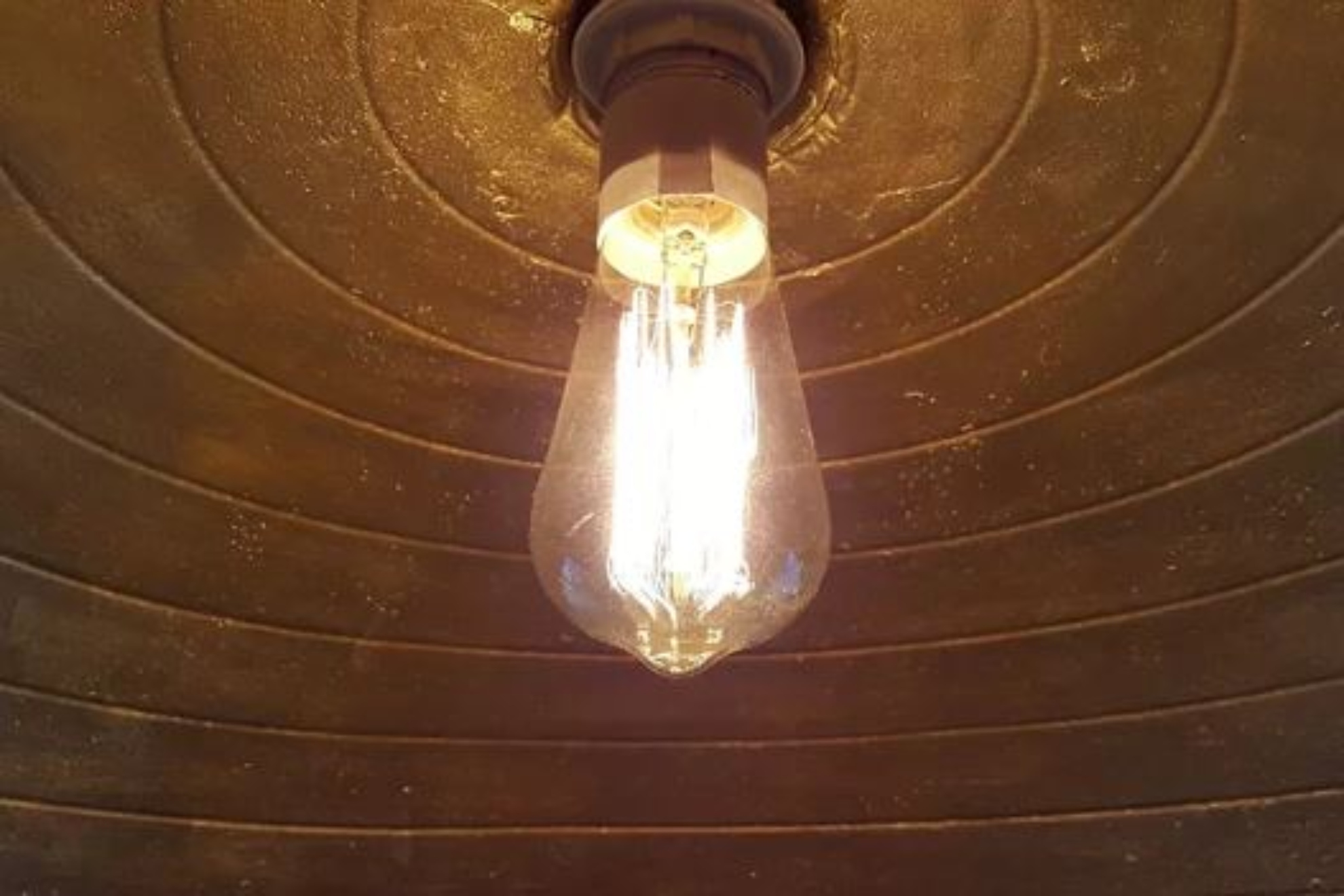 Precio de la luz por horas hoy, lunes 17 de agosto: cuándo es más barata y más cara en el día