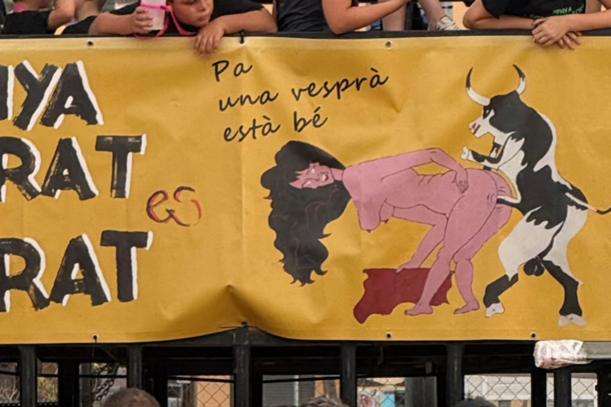 La Generalitat denuncia ante la Fiscalía un cartel de una peña de Sagunto por la imagen de "un toro sometiendo sexualmente a una mujer desnuda"