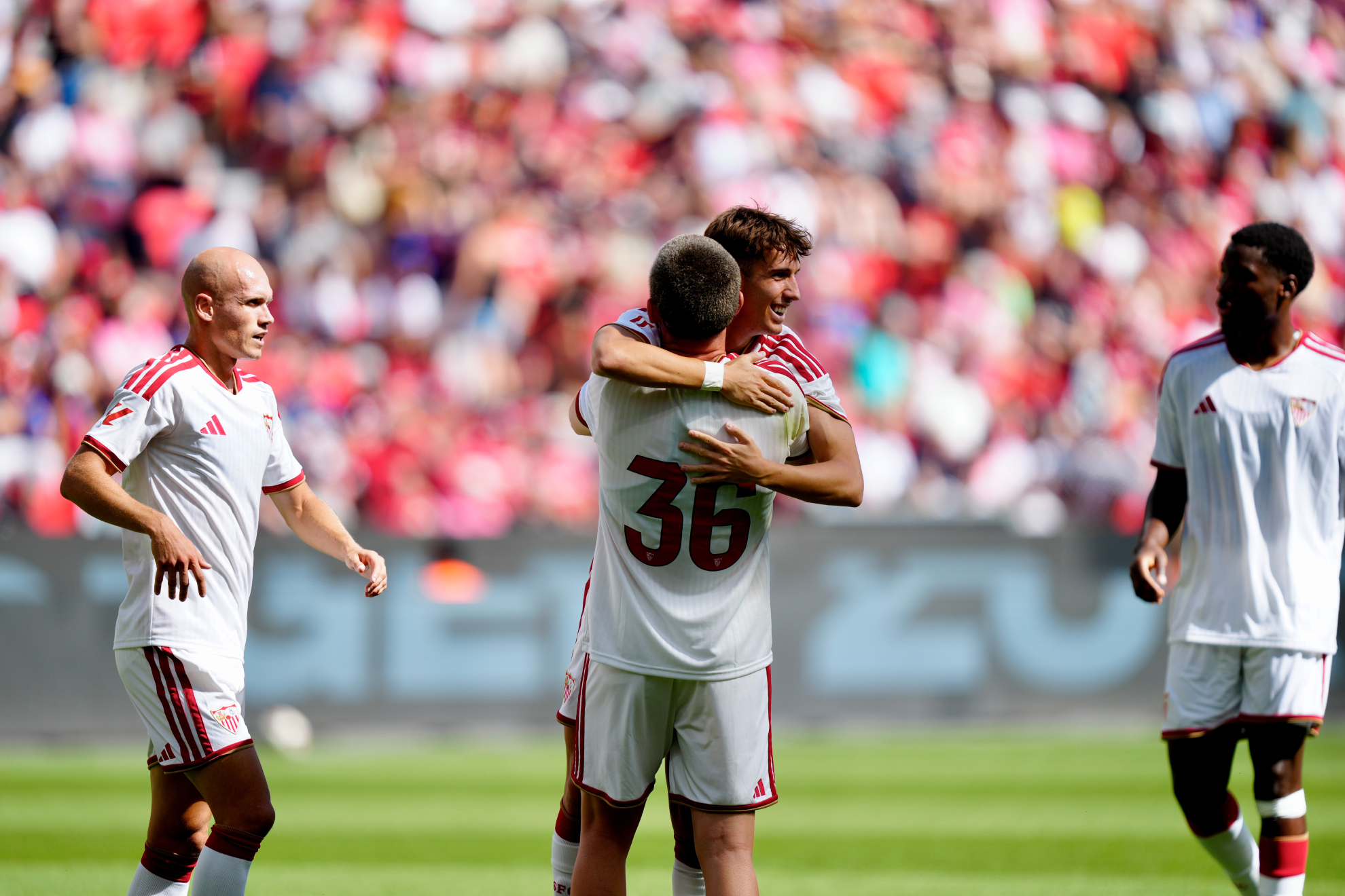 El Sevilla cae en su último test del verano y mira al mercado