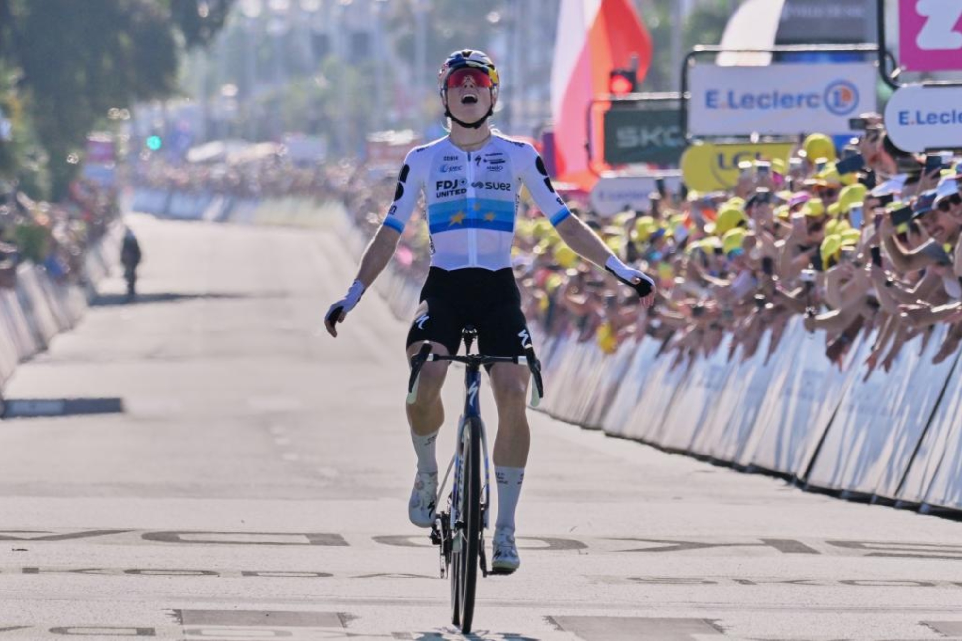 Un gran ataque viste de amarillo a Demi Vollering en el Tour femenino