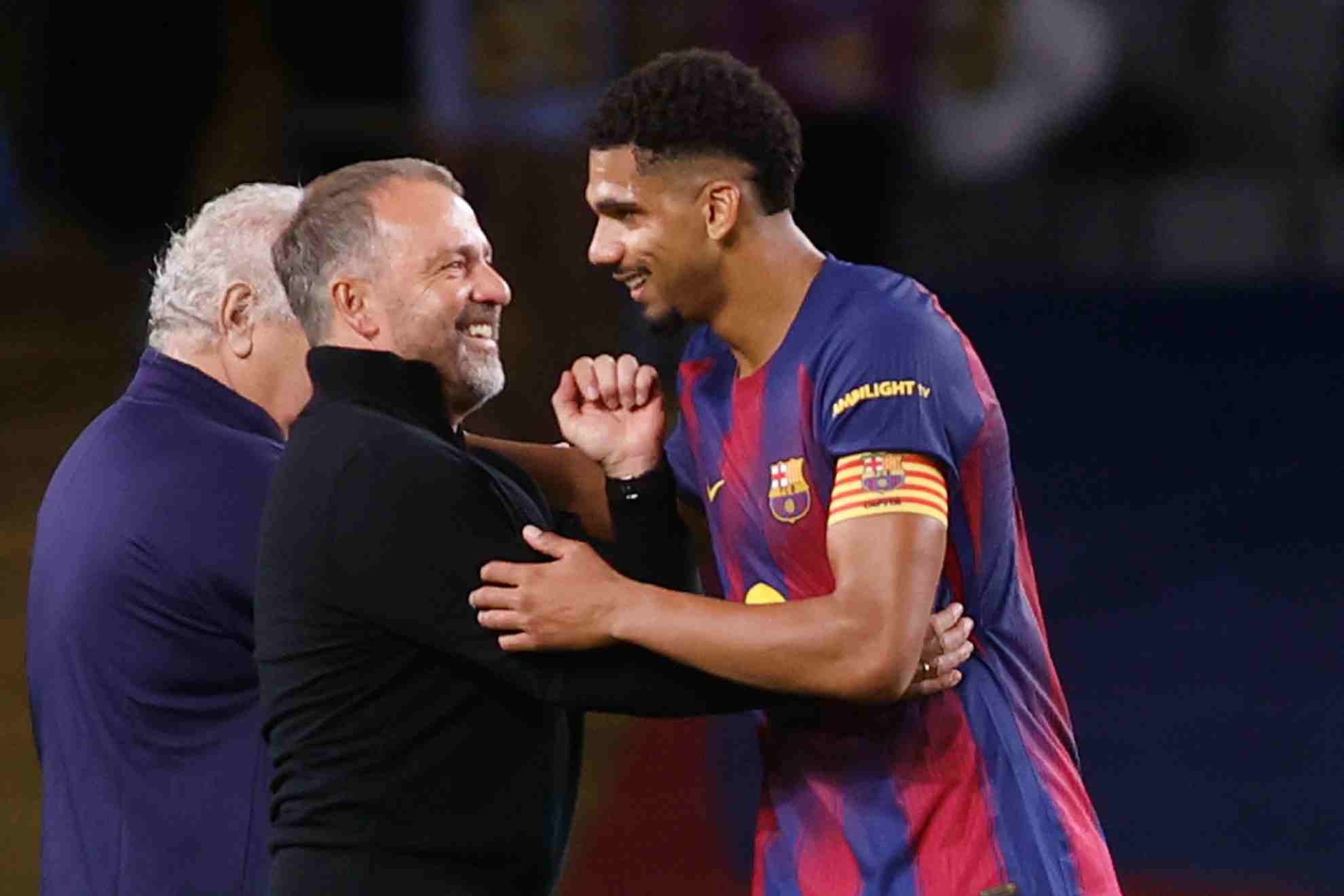 Araujo viaja a Liverpool y el Barça sondea el mercado de centrales