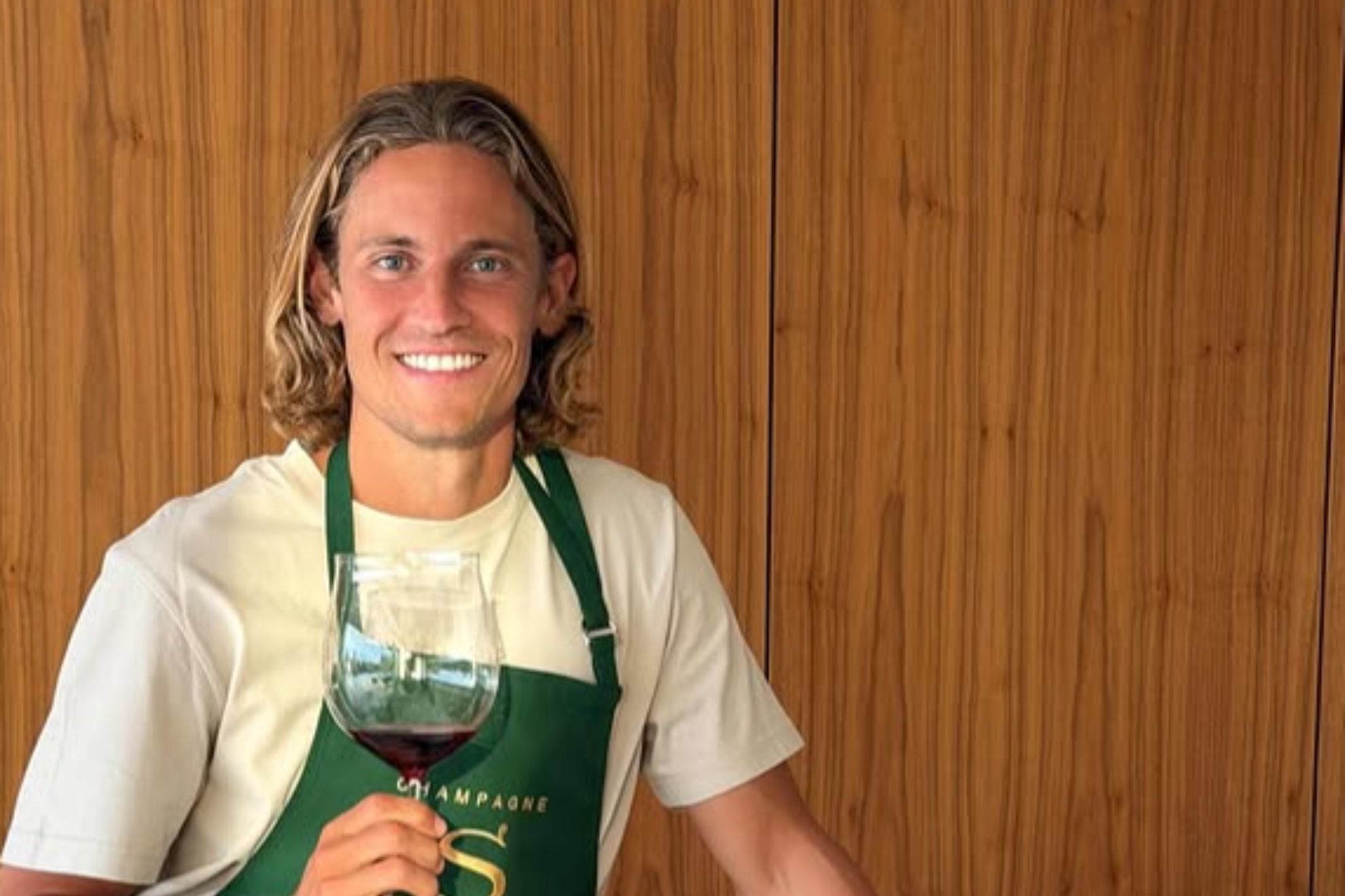 Marcos Llorente usa la luz roja hasta de vacaciones: publica un vídeo colocando una en un ascensor