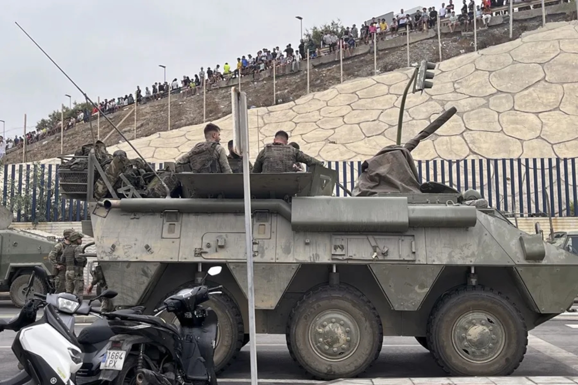 Defensa cancela los permisos de los militares ante un posible asalto de la frontera en Ceuta