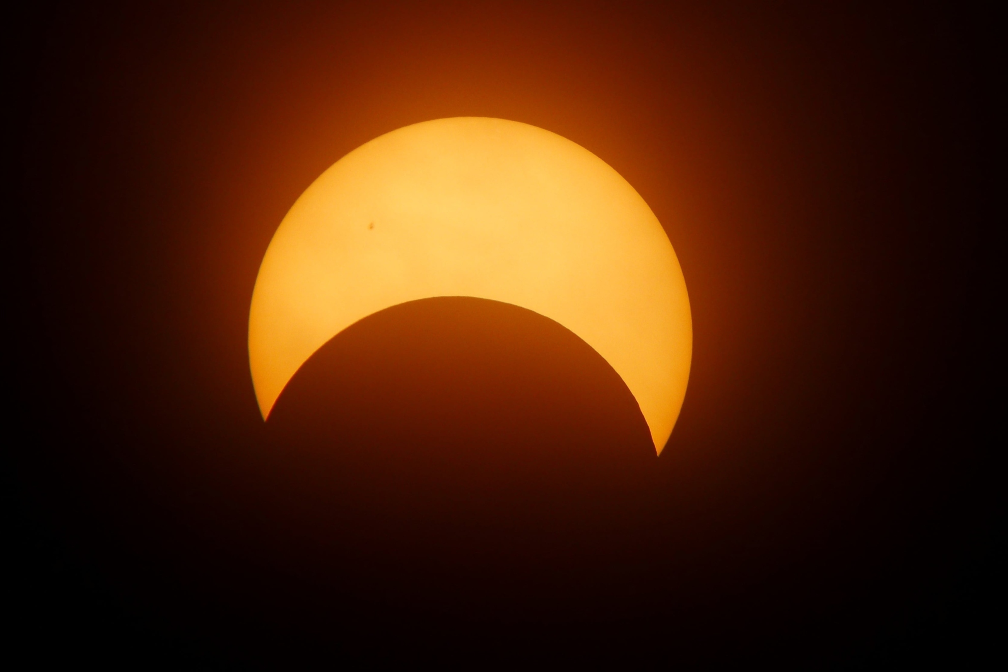 Esta es la última previsión de la AEMET sobre el eclipse: “No deberían dificultar la observación”