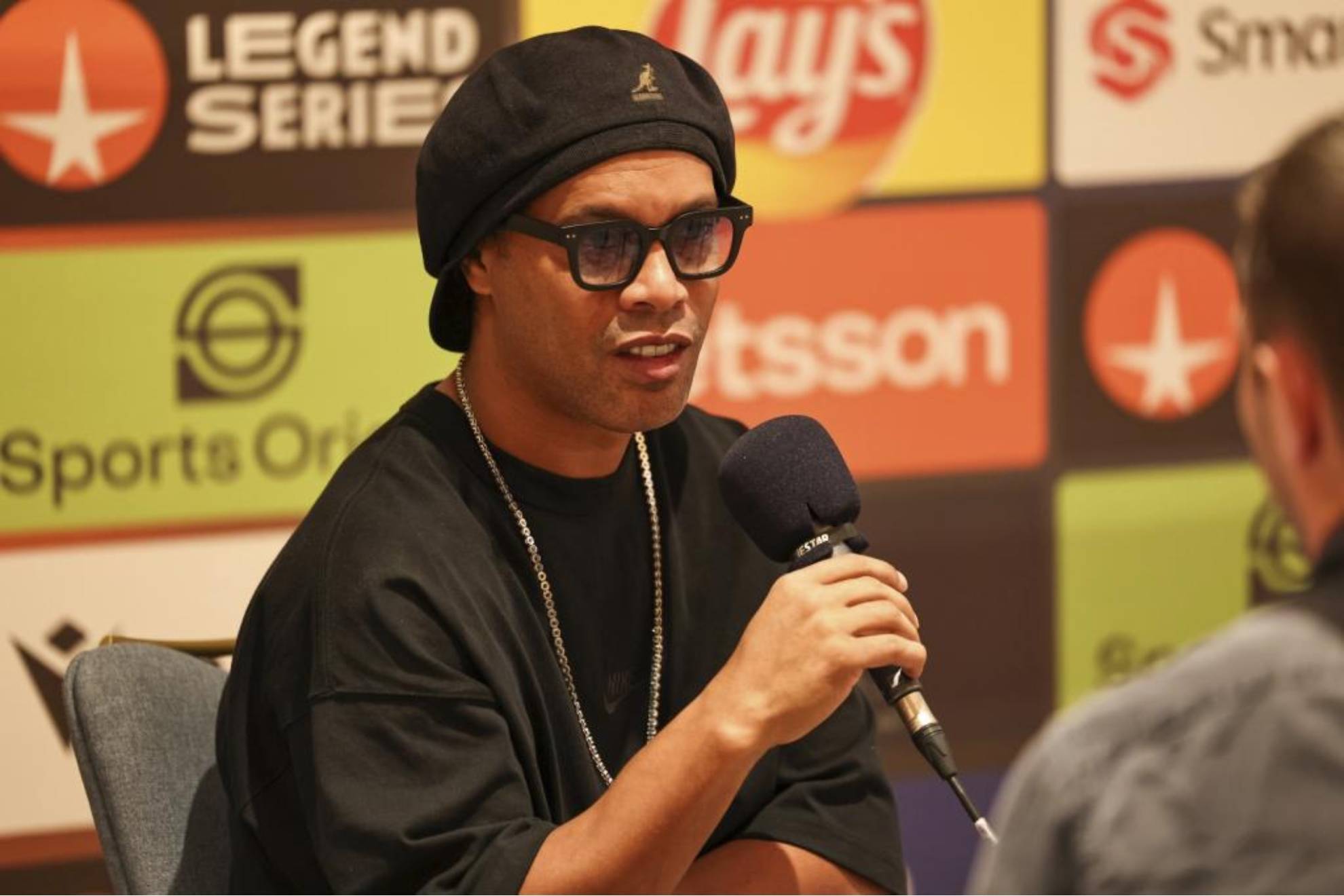 Ronaldinho 'se pasa' al basket y aparece al rescate del AS Monaco