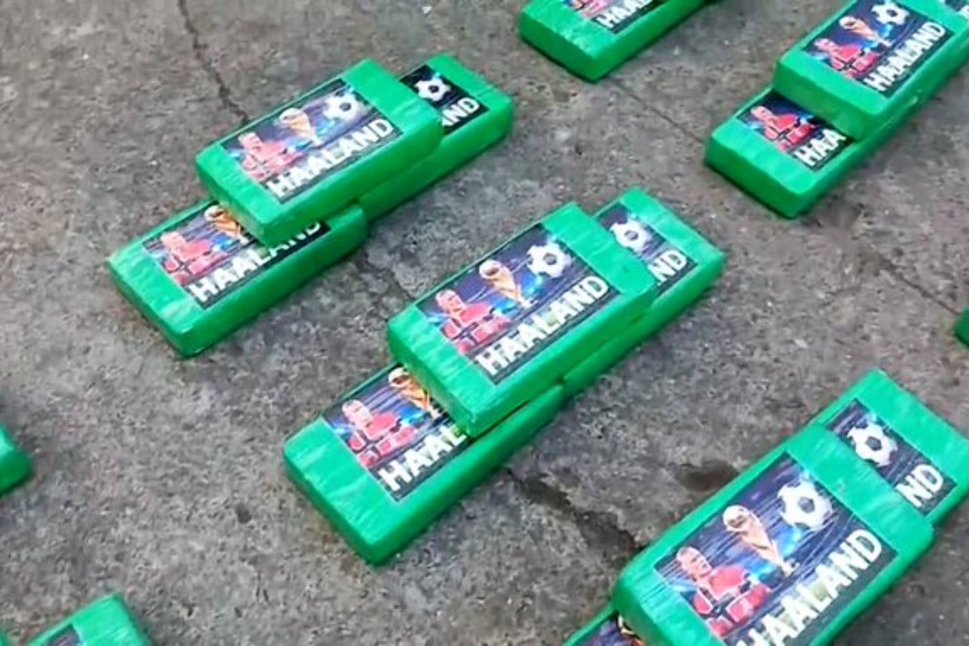 Golpe al narcotráfico en Ecuador: incautan 469 kilos de cocaína envueltos con la cara de Haaland y el nombre de Messi