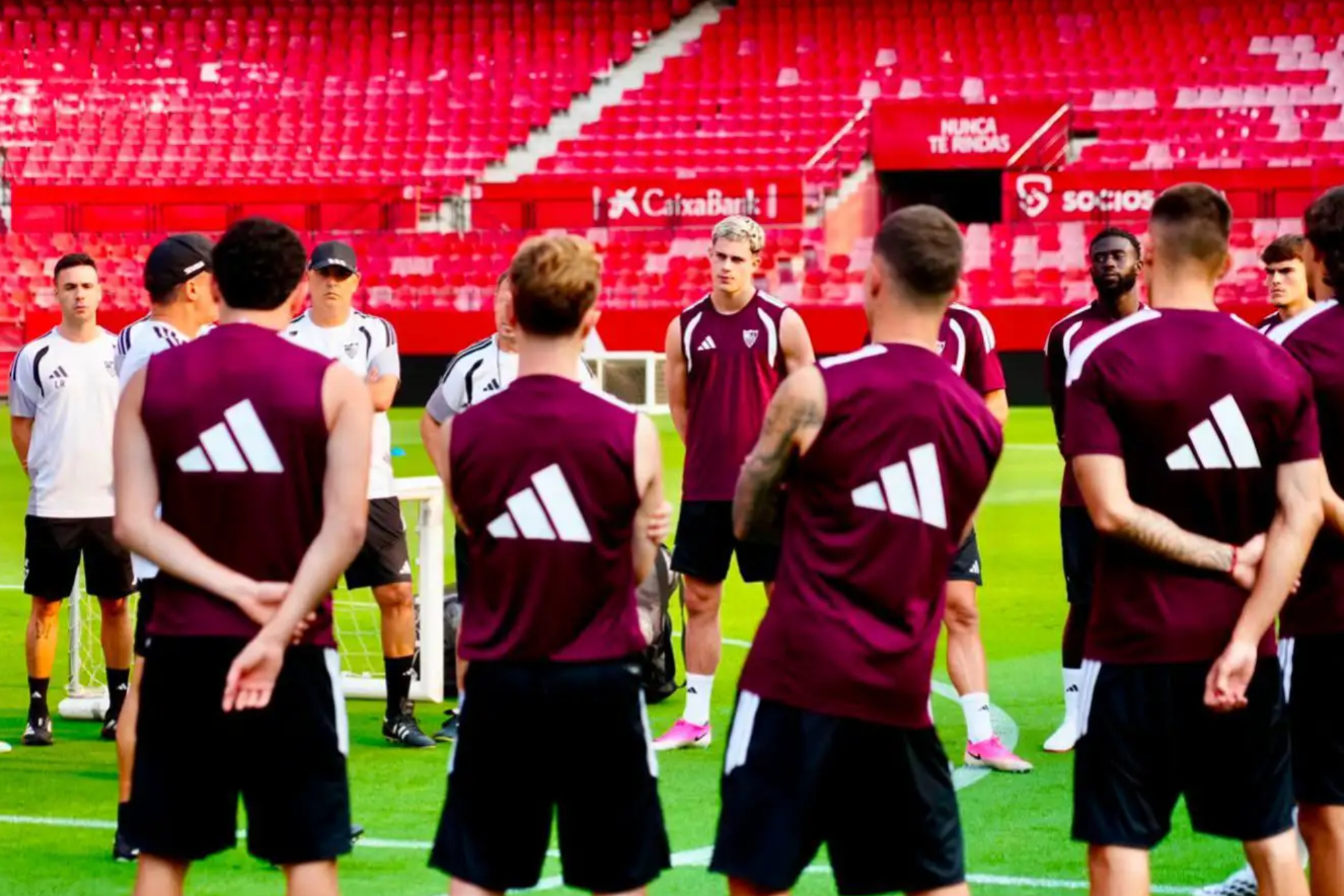 Robbie Ure se entrena con el equipo en la previa del Sevilla-Rayo