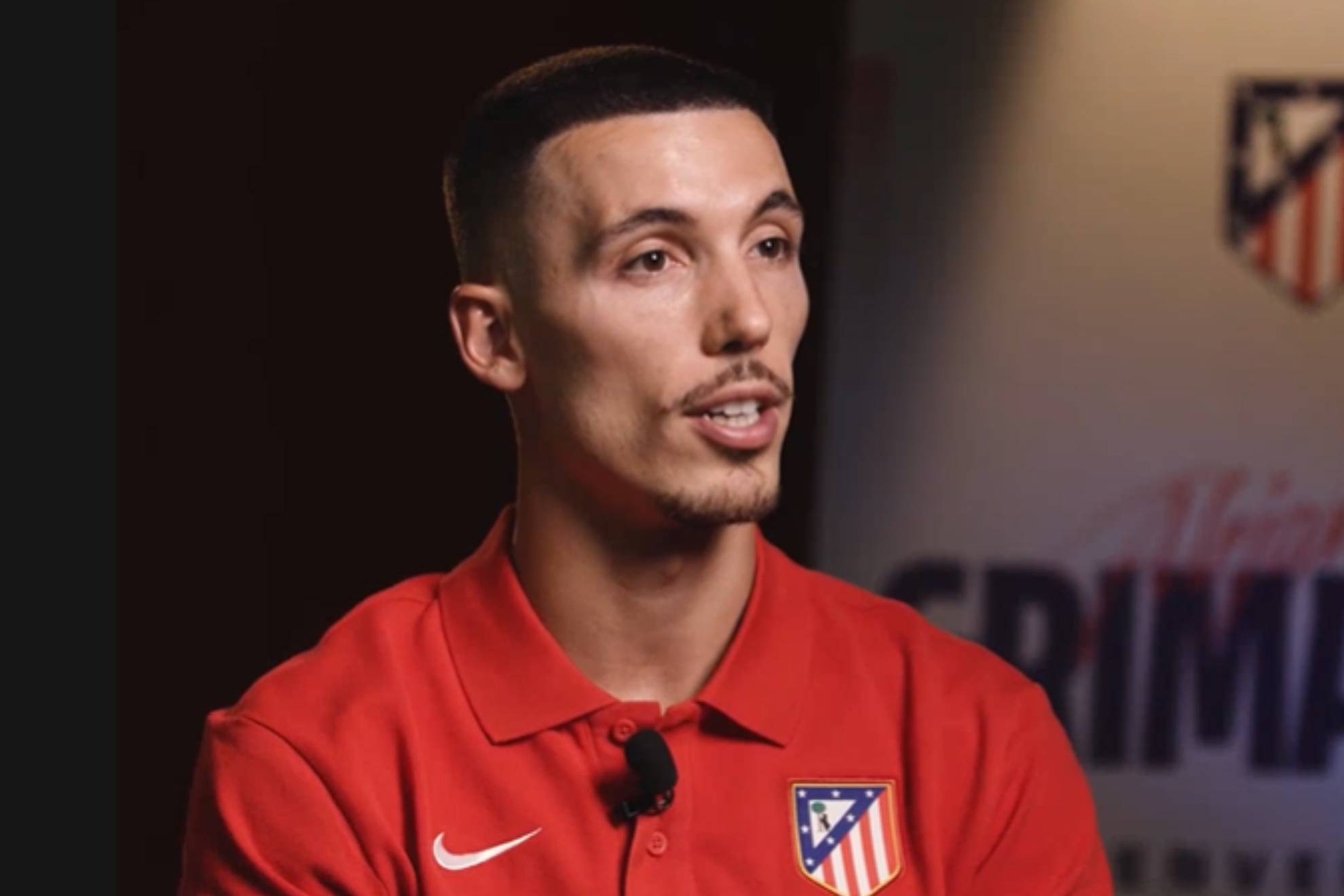 Grimaldo: "Soy un lateral ofensivo, pero con los años he aprendido a saber en qué momento tengo que defender"