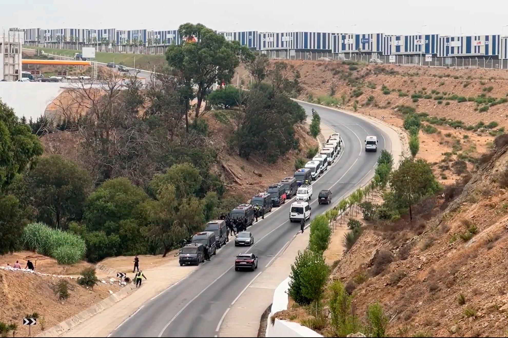 Marruecos asegura haber frustrado el intento de cientos de migrantes de llegar a Ceuta