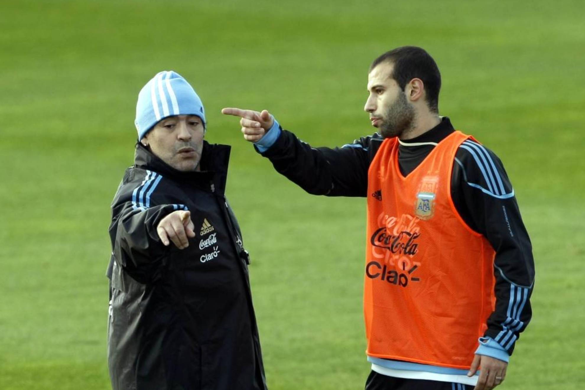 Diego Maradona, junto a Mascherano en un entrenamiento de Argentina.