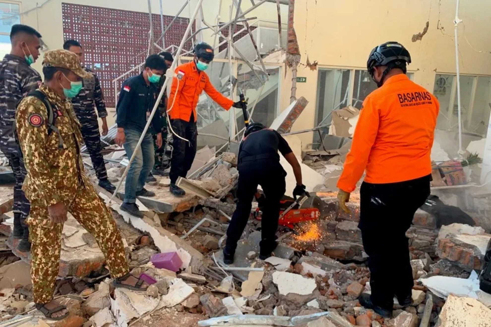 Un terremoto de magnitud 7,7 deja, al menos, 38 muertos en Indonesia